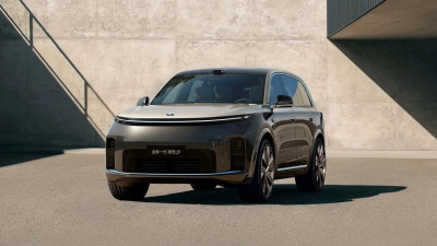 Кола вдига гумата си сама